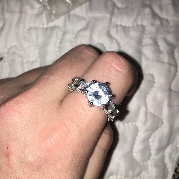 Size 8 silver infinity engagement style ring NWOT - Picture 4 of 5